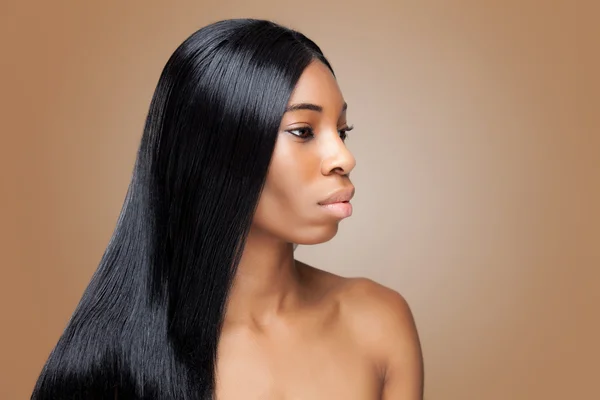 Mulher negra bonita com cabelos longos e lisos — Fotografia de Stock