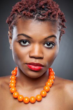 Kısa sivri saçlı siyah güzellik