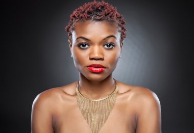 Kısa sivri saçlı siyah güzellik