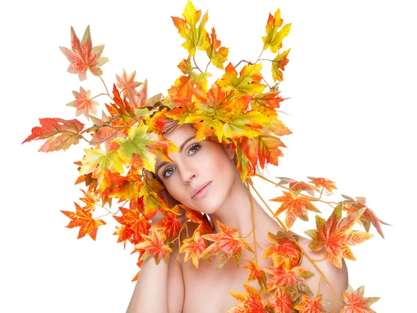 Mooie vrouw gewikkeld in de herfst bladeren — Stockfoto
