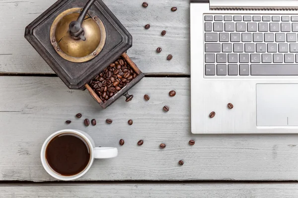 Werkruimte op een houten tafel van bovenaf — Stockfoto