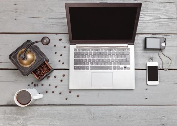 Espacio de trabajo en una mesa de madera desde arriba —  Fotos de Stock