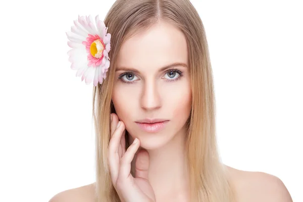 Bela mulher com uma flor em seu cabelo — Fotografia de Stock