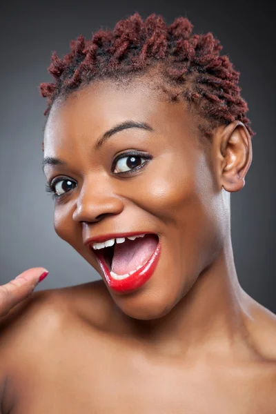 Beleza preta com cabelo curto spiky — Fotografia de Stock