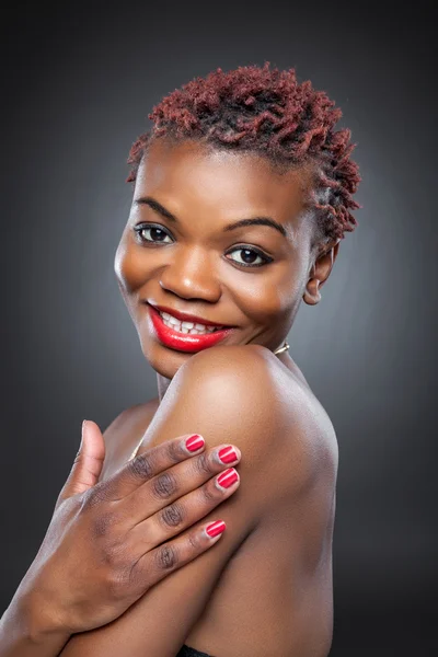 Beleza preta com cabelo curto spiky — Fotografia de Stock