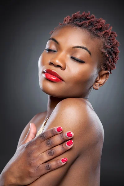 Beleza preta com cabelo curto spiky — Fotografia de Stock