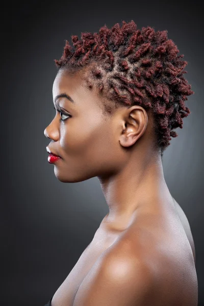 Beleza preta com cabelo curto spiky — Fotografia de Stock