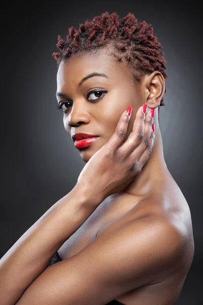 Beleza preta com cabelo curto spiky — Fotografia de Stock