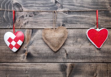 Aşk kavramı. Bir ipte asılı Kalpler