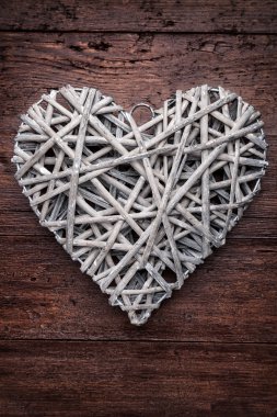 Ahşap arka plan üzerinde büyük kalp