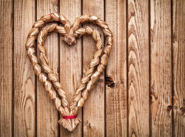 Handgemaakte hart op houten achtergrond — Stockfoto