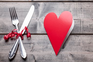 Romantik akşam yemeği ahşap arka plan ayarla