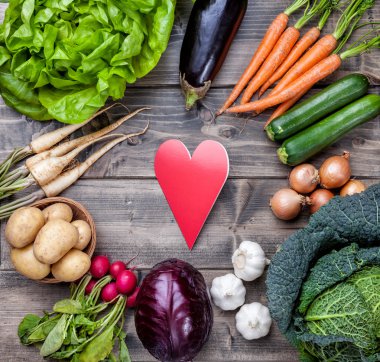 Taze organik biyo sebze ahşap arka plan üzerinde