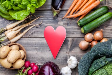 Taze organik biyo sebze ahşap arka plan üzerinde