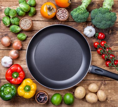 Çeşitli sebze meyve ve otlar ile kızartma tavası