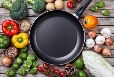 Çeşitli sebze meyve ve otlar ile kızartma tavası