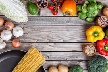 Çeşitli sebze meyve ve otlar ile kızartma tavası