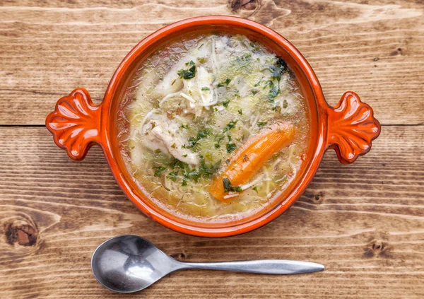 Frische und gesunde Hühnersuppe mit Gemüse — Stockfoto