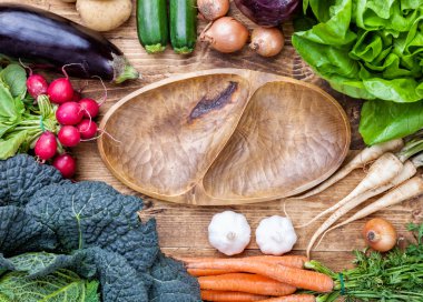 Taze organik biyo sebze ahşap arka plan üzerinde