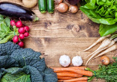 Taze organik biyo sebze ahşap arka plan üzerinde