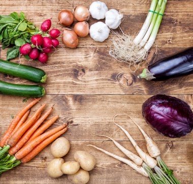 Taze organik biyo sebze ahşap arka plan üzerinde