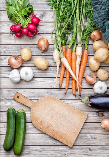 Bio sayuran organik segar dengan latar belakang kayu — Stok Foto