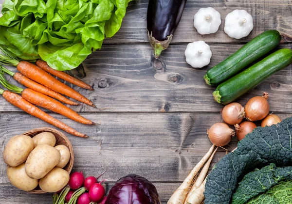 Vegetales bio orgánicos frescos sobre fondo de madera — Foto de Stock