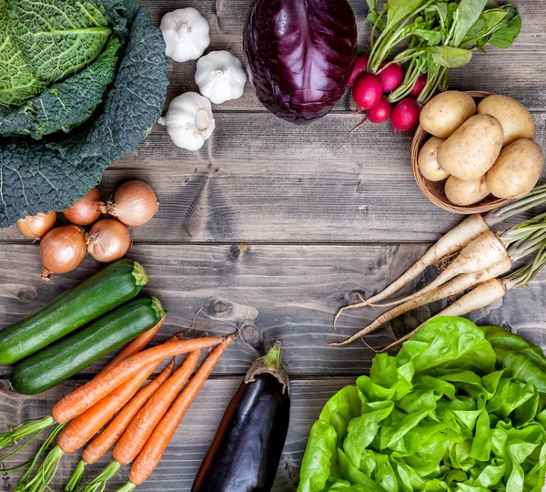 Vegetales bio orgánicos frescos sobre fondo de madera — Foto de Stock