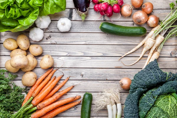 Vegetales bio orgánicos frescos sobre fondo de madera — Foto de Stock