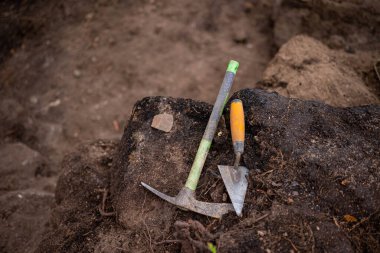 Arkeolojik bir kazı için temel ekipman Keşif Aletleri