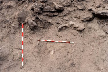 Bir kazıda bulguları belgeleme ve kaydetme süreci Arkeoloji Yöntemi