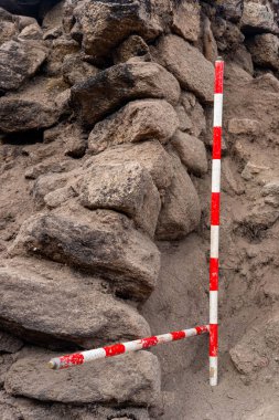 Mesleki bir arkeolog, iş başında bir bilim adamı için gerekli aletler.