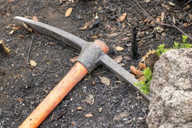 Yangın sonrası oluşan ya da yok eden bir araç. Çift Sembol.