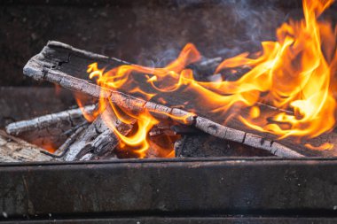 Ateşin güzel ve tehlikeli dansı bir ızgara hazırlıyor İlkel bir gücün özü