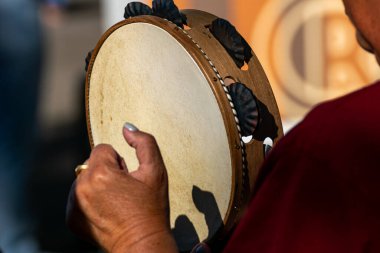 El yapımı perküsyon enstrümanının güzel ve sıcak ritmi Ritim Kutlaması