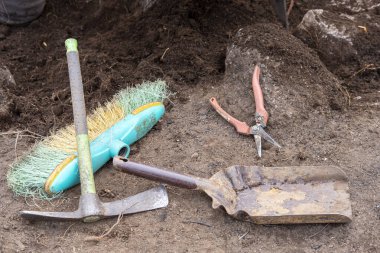 Kazı ve temizlik için kullanılan çeşitli ekipmanlar Ticaret Aletleri