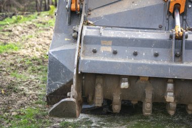 Bir orman ya da inşaat samanının endüstriyel dişleri.