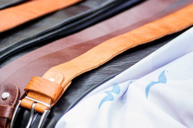 Deri eşya ve aksesuar koleksiyonu.