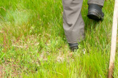 Çayırdaki yürüyüş botlarını ve pantolonlarını kapat.