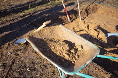 Toprağı bir arabaya yükleyen küreği kapat.