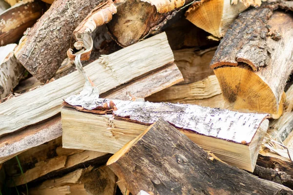 Şömine ya da ocak için istiflenmiş kereste