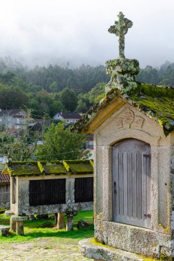 Taş sütunlarda yetişen mısırları kurutmak için granit yapılar..