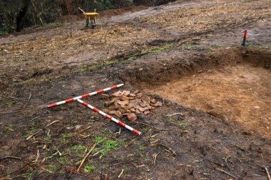 Kazı Çukuru ve Çizgili Araştırma Kazıları Tarih ve Araştırma Konsepti