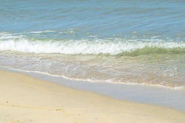 Sade, temiz bir arka plan ve küçük bir dalga..