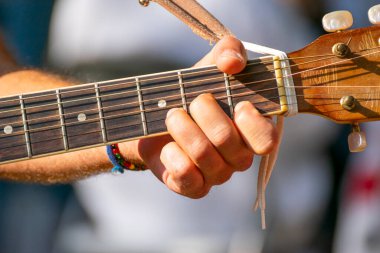 Bir tel enstrümanında elle çalma akorları