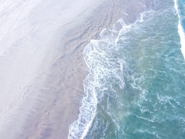 Sahil Sahil Hattı Yukarıdan Gelgiti Gösterirken.