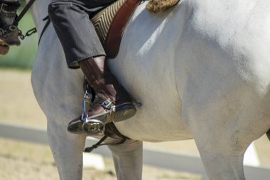 Bir inşaat alanı kazısı, mavi, sarı ve kırmızı kanal kurulumu.