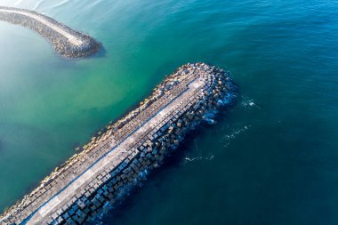 Mavi okyanusta beton iskelenin insansız hava aracı çekimi. Güvenlik kavramı.