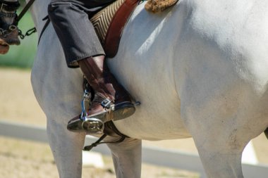 Bir inşaat alanı kazısı, mavi, sarı ve kırmızı kanal kurulumu.