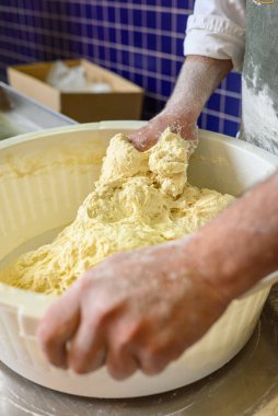 Çiğ ekmek hamuru ve el dokusu. Yaradılış Kavramı